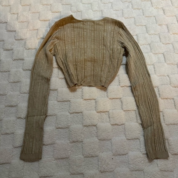 POL Cream Tan Fitted Ribbed Long Sleeve Crop Top, Twist Front, Women’s Small NWT - Picture 2 of 5